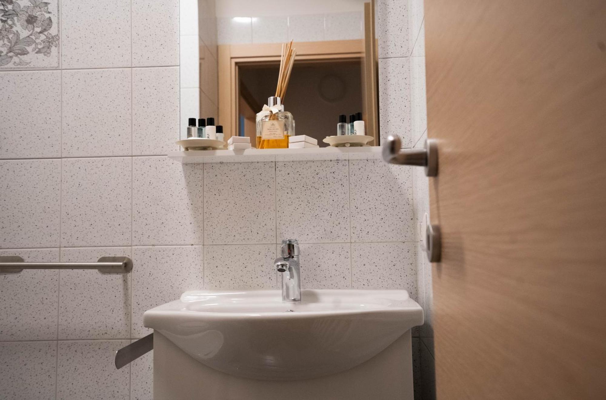 La Perla Del Bernina Express Apartment ตีราโน ภายนอก รูปภาพ